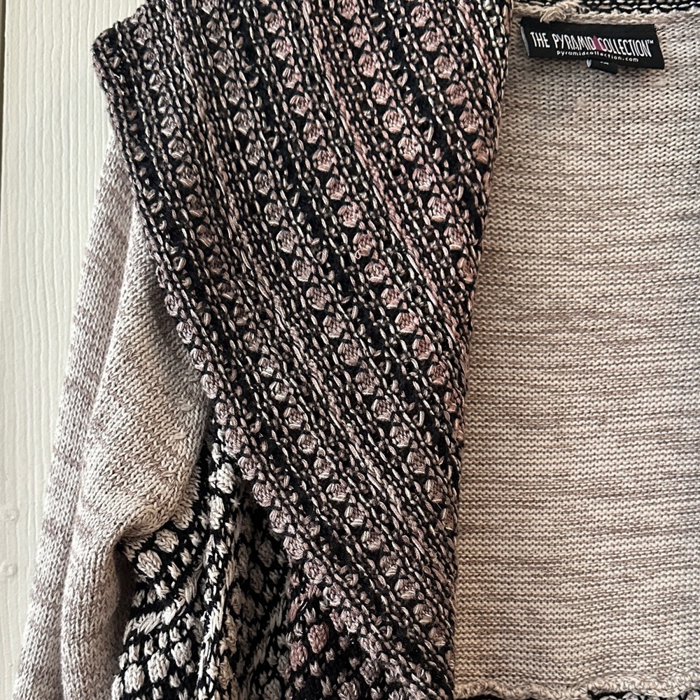 The Pyramid Collection Black and Gray Cardigan - Picture 5 of 9